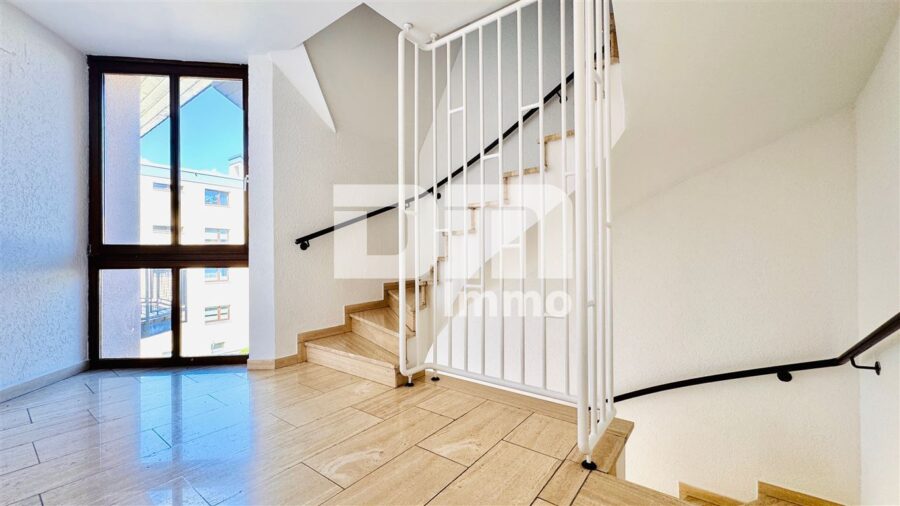 Schön zentral gelegenes Büro mit Balkon und Tiefgaragenstellplatz - Treppenaufgang